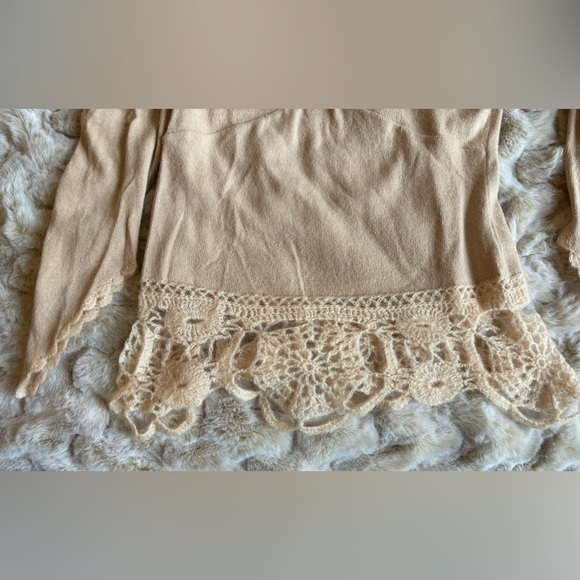 Easel light peach sweater with crochet detailing. Size L - Picture 5 of 8